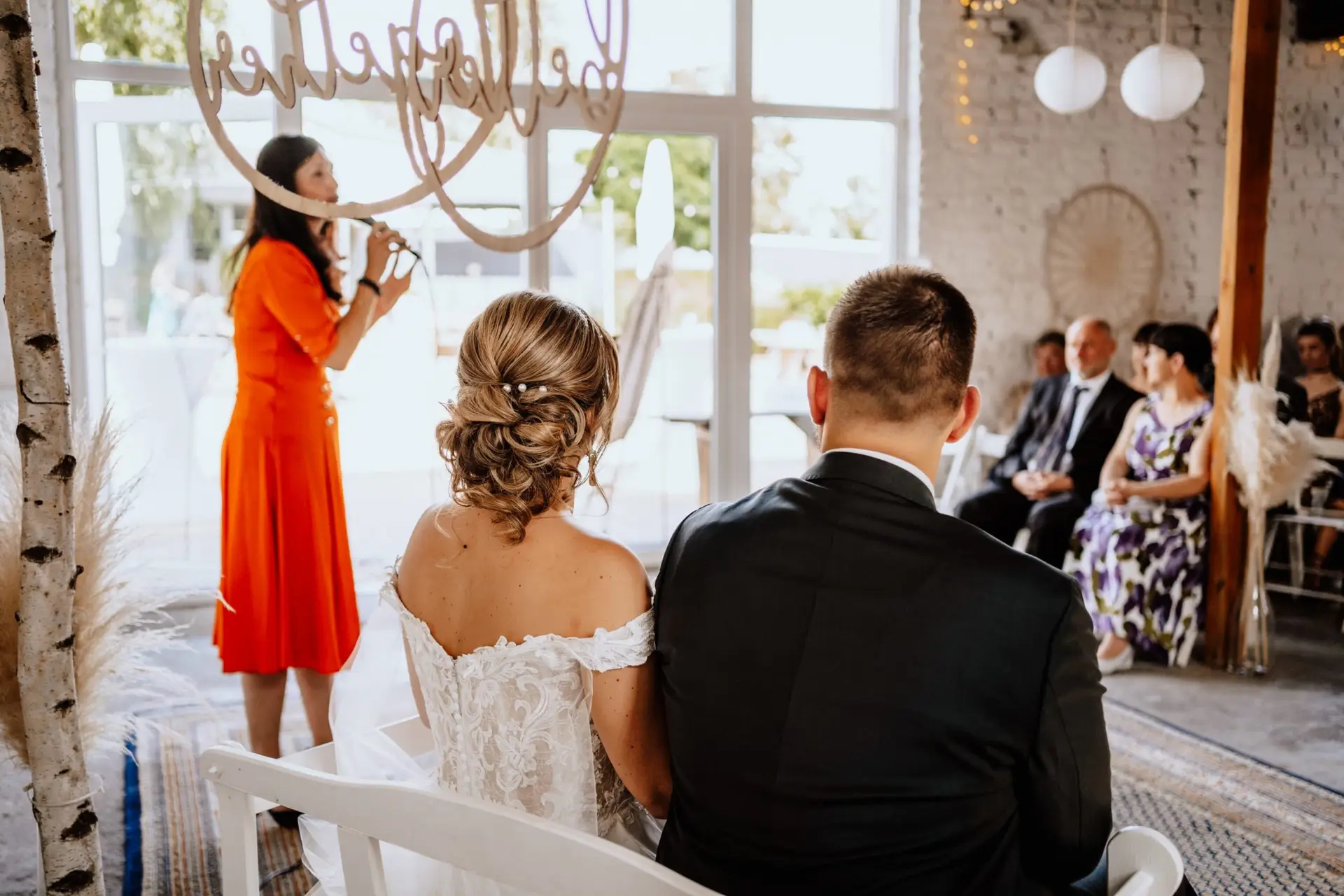 Wunderschönes Hochzeitspaar aus Deutschland und Chile in einer wunderschönen Location im Boho-Stil mit freier Trauung auf Deutsch und Spanisch