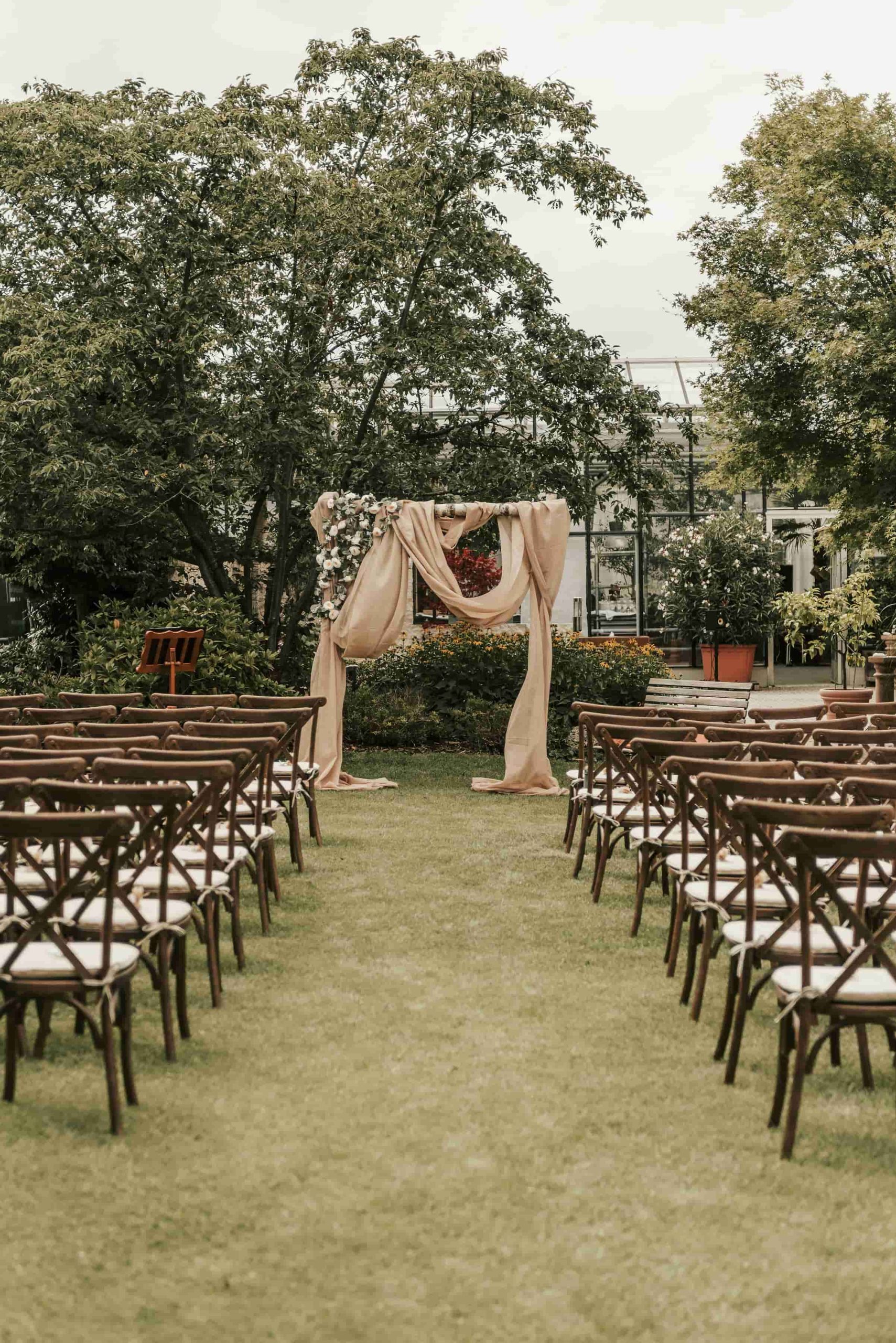 Freie Trauung in Stuttgart. Im Hintergrund ein Gewächshaus im Vordergrund der Garten mit Stühlen für die Gäste