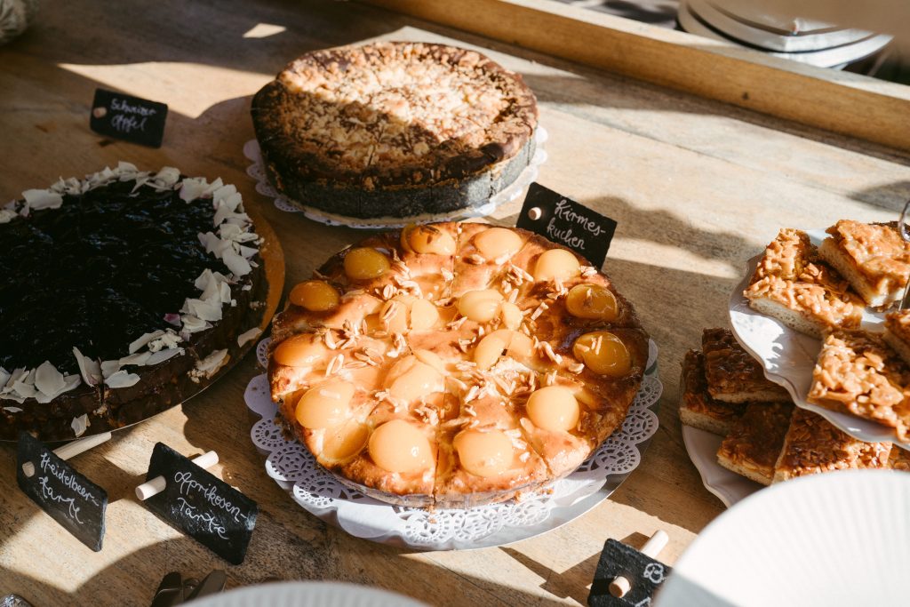 Kuchenbuffet bei einer Hochzeit. Kirmeskuchen, Aprikosentarte, Heidelbeertarte