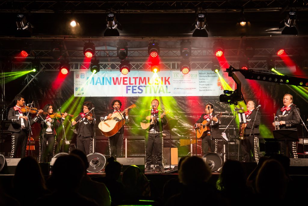 Mariachi Band Dos Agilas spielt auf der Bühle mit neun Musikern und den entsprechenden Mariachi-Instrumente und Kostüme